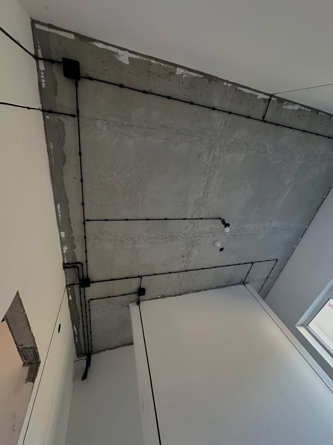 Установленные розетки и выключатели